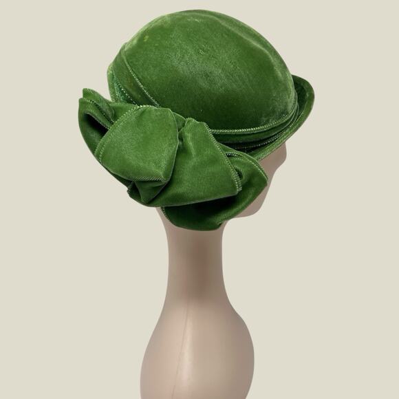 Vintage Emerald Green Velvet Cloche Hat Bow Rhinestone Mid Century 21” - Picture 3 of 8